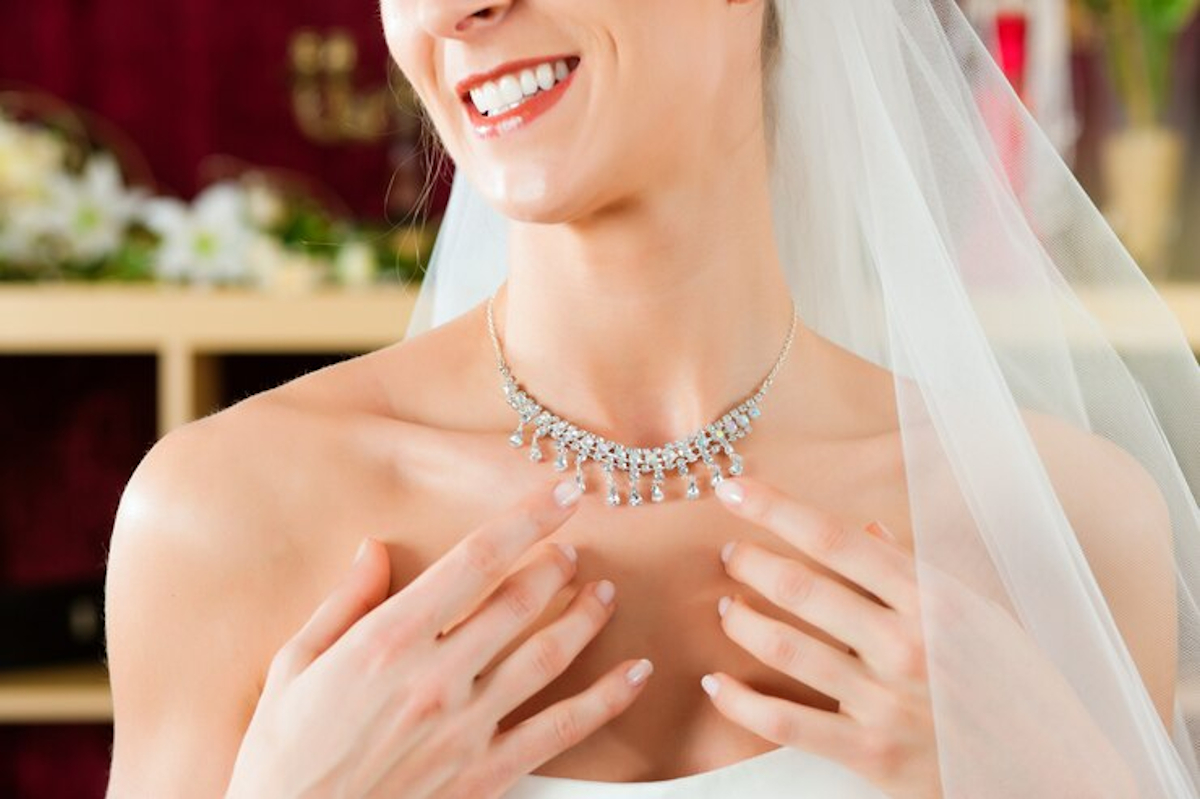 Trouver le collier de mariage parfait : 5 conseils pour une sélection minutieuse